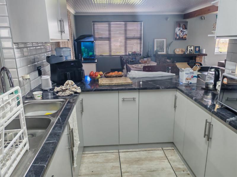 6 Bedroom Property for Sale in Sandbaai Western Cape
